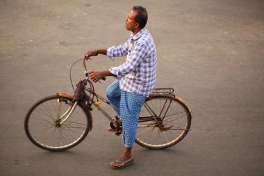 Asyalı bir aile gün boyunca yolda motosiklet sürüyor. Sri Lanka, Negombo, 2020