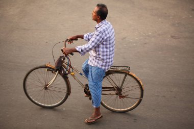 Asyalı bir aile gün boyunca yolda motosiklet sürüyor. Sri Lanka, Negombo, 2020
