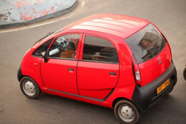 Asyalı bir aile gün boyunca yolda motosiklet sürüyor. Sri Lanka, Negombo, 2020