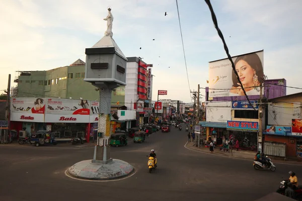 アジアの家族は日中道路でオートバイに乗っています スリランカ Negombo 2020 — ストック写真