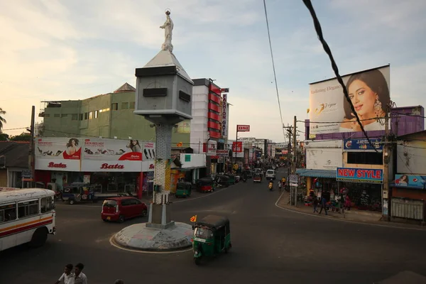 Aziatische Familie Rijdt Overdag Een Motor Weg Sri Lanka Negombo — Stockfoto