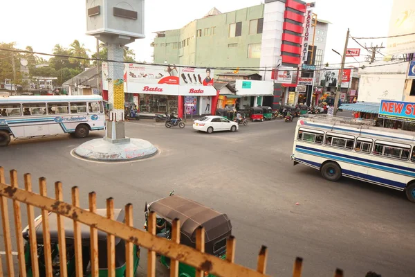 アジアの家族は日中道路でオートバイに乗っています スリランカ Negombo 2020 — ストック写真