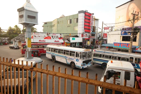 アジアの家族は日中道路でオートバイに乗っています スリランカ Negombo 2020 — ストック写真