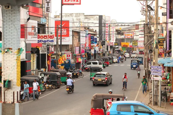 アジアの家族は日中道路でオートバイに乗っています スリランカ Negombo 2020 — ストック写真