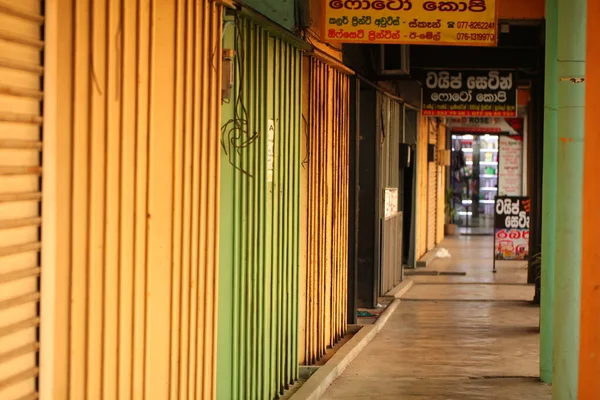 Família Asiática Monta Uma Motocicleta Estrada Durante Dia Sri Lanka — Fotografia de Stock