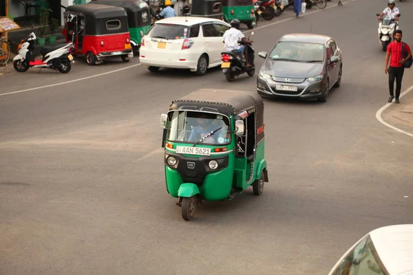 アジアの家族は日中道路でオートバイに乗っています スリランカ Negombo 2020 — ストック写真