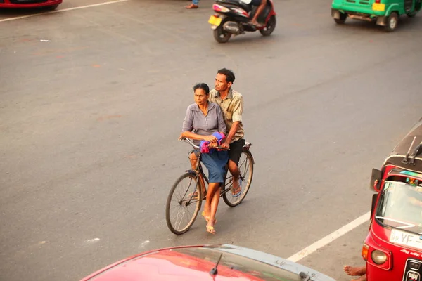 アジアの家族は日中道路でオートバイに乗っています スリランカ Negombo 2020 — ストック写真