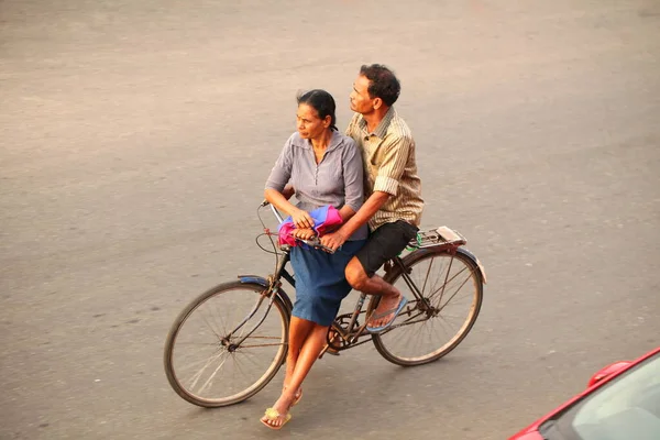 アジアの家族は日中道路でオートバイに乗っています スリランカ Negombo 2020 — ストック写真