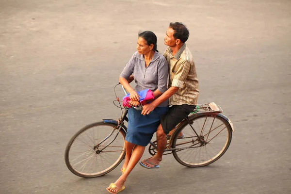 アジアの家族は日中道路でオートバイに乗っています スリランカ Negombo 2020 — ストック写真