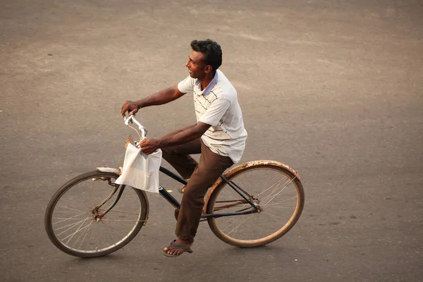 アジアの家族は日中道路でオートバイに乗っています スリランカ Negombo 2020 — ストック写真