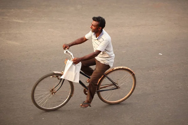 アジアの家族は日中道路でオートバイに乗っています スリランカ Negombo 2020 — ストック写真