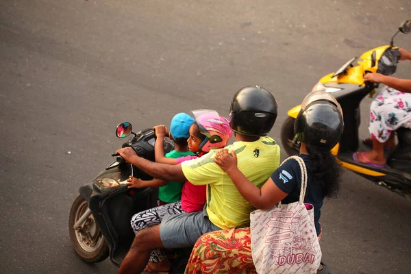 アジアの家族は日中道路でオートバイに乗っています スリランカ Negombo 2020 — ストック写真