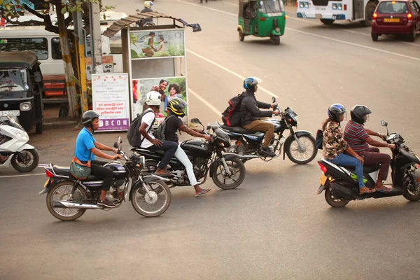 亚洲家庭白天骑摩托车在路上 斯里兰卡 Negombo 2020年 — 图库照片