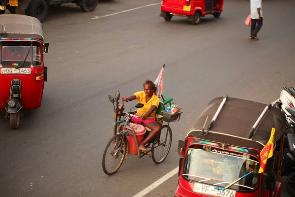 アジアの家族は日中道路でオートバイに乗っています スリランカ Negombo 2020 — ストック写真