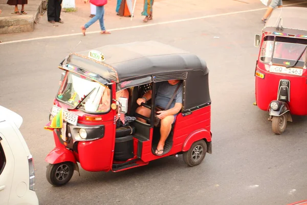 Asiatische Familie Fährt Tagsüber Motorrad Auf Der Straße Sri Lanka — Stockfoto