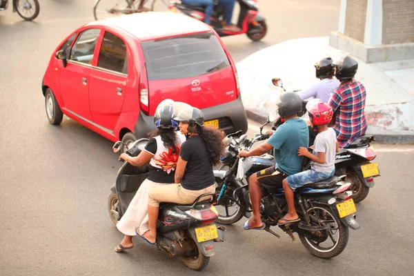 アジアの家族は日中道路でオートバイに乗っています スリランカ Negombo 2020 — ストック写真