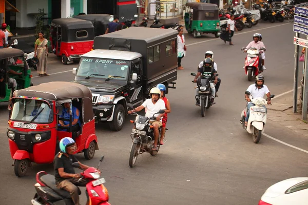 アジアの家族は日中道路でオートバイに乗っています スリランカ Negombo 2020 — ストック写真