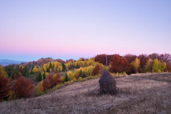 Herfst landschap in bergdorp — Stockfoto
