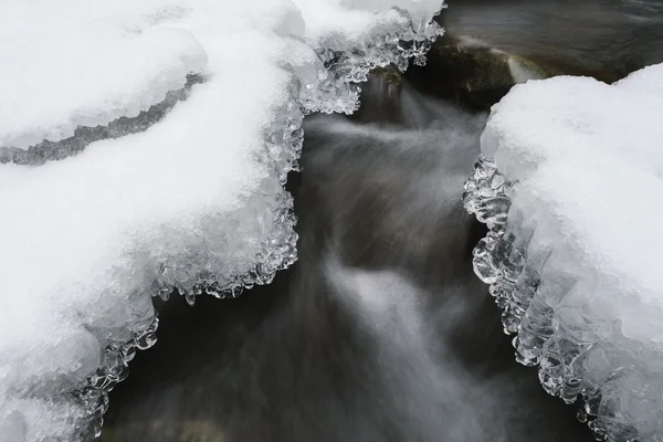 美しいつららと雪、川の近く — ストック写真