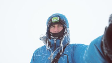 Kış selfie ceketinde bir hoarfrost olan bir adam portresi