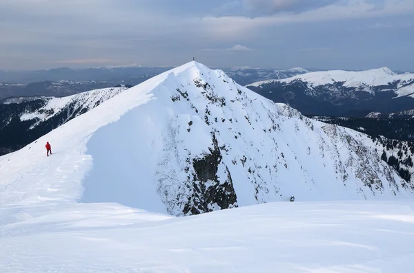 Turista en una cresta en invierno — Foto de Stock