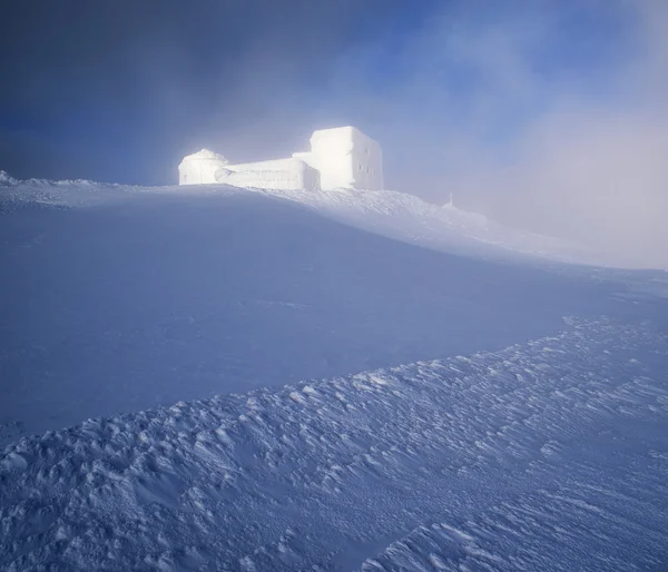 Winterlandschaft mit dem Observatorium in den Bergen — Stockfoto