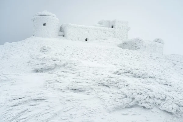 Paesaggio invernale con l'osservatorio in montagna — Foto Stock