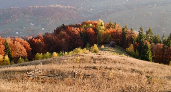 Paisagem de outono na aldeia de montanha — Fotografia de Stock