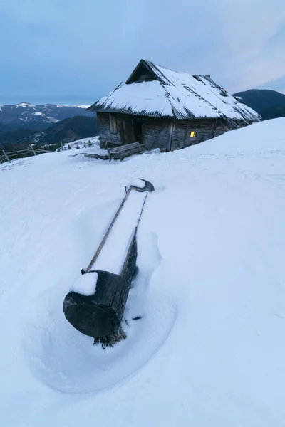 Antigua casa de madera en las montañas — Foto de Stock