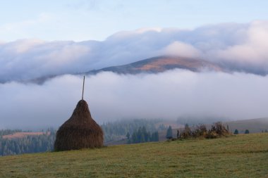 Haystacks ve dağlarda sis, sonbahar yatay