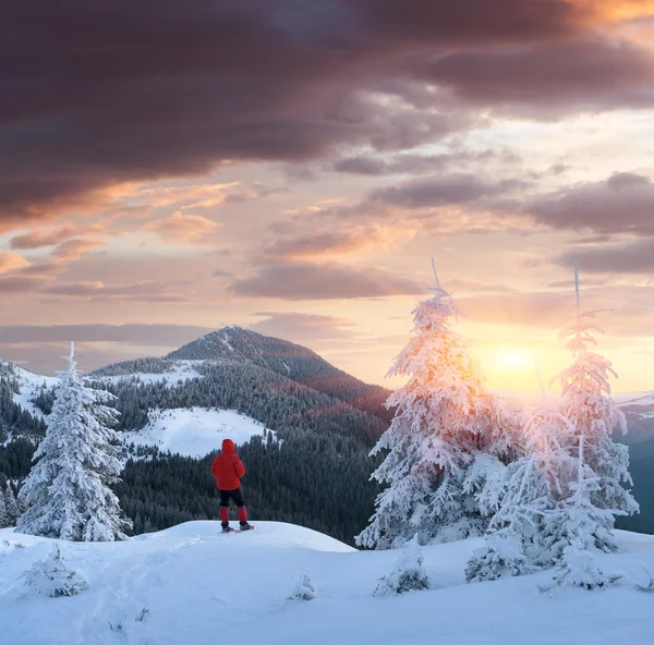 Turista en raquetas de nieve en las montañas —  Fotos de Stock