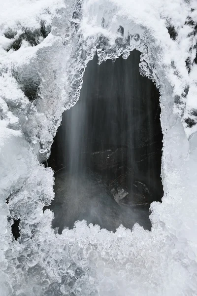 Hermosos carámbanos y nieve cerca del arroyo — Foto de Stock