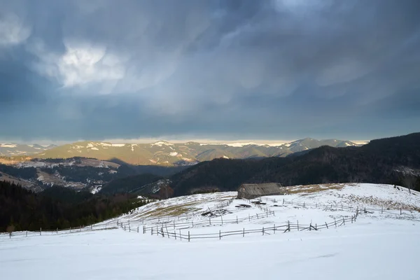 Frühlingslandschaft im Bergdorf — Stockfoto