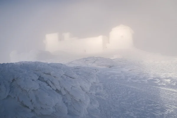 Kış manzarası ile dağlarda Gözlemevi — Stok fotoğraf