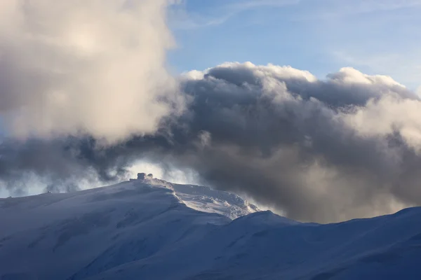 Winterlandschaft mit schönen Wolken in den Bergen — Stockfoto