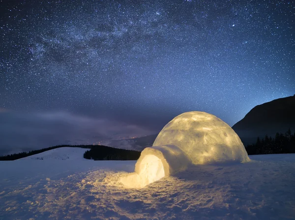 Paysage nocturne hivernal avec un igloo à neige et un ciel étoilé — Photo