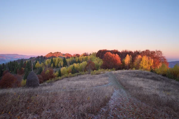 Jesienny krajobraz w górskiej miejscowości w godzinach wieczornych — Zdjęcie stockowe
