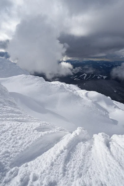 Paisagem de inverno com belas nuvens nas montanhas — Fotografia de Stock