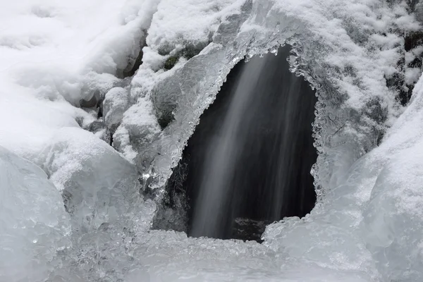 Schöne Eiszapfen und Schnee am Bach — Stockfoto