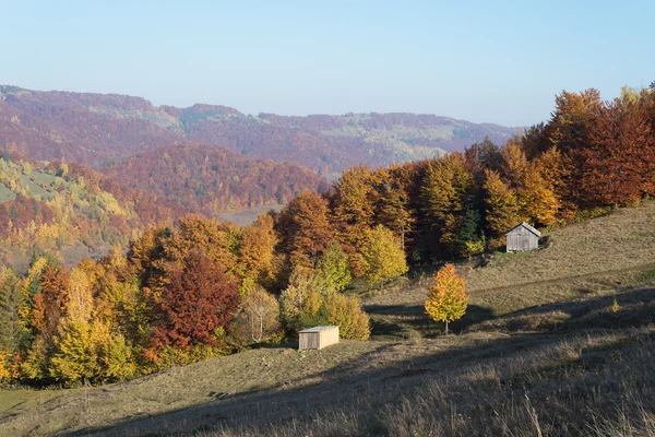 Осенний пейзаж с деревянным домом в горах — стоковое фото
