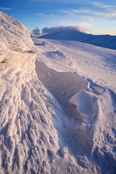 Frosty evening on a mountain ridge — Stock Photo, Image
