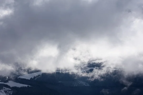 Paisaje con nubes sobre montañas — Foto de Stock