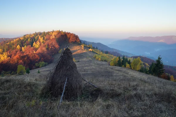 Осенний пейзаж в горной деревне вечером — стоковое фото