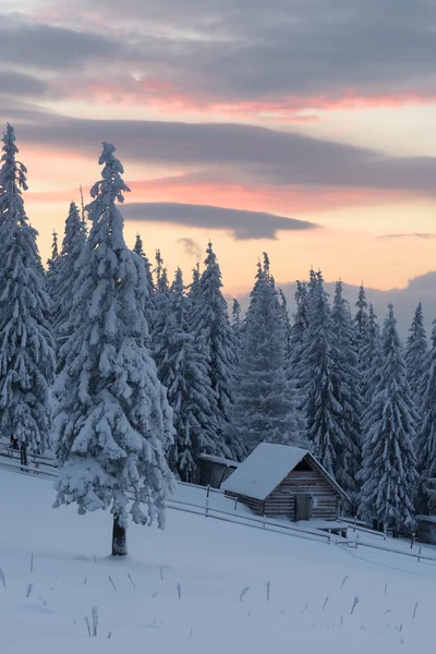 Winterlandschap met houten huis in de bergen — Stockfoto