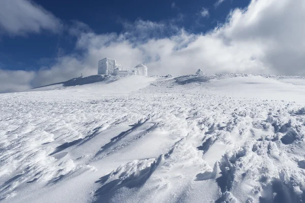 Vinterlandskap med observatoriet i bergen — Stockfoto