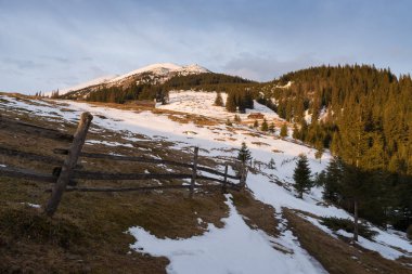 Bahar yatay, eski bir ahşap ev