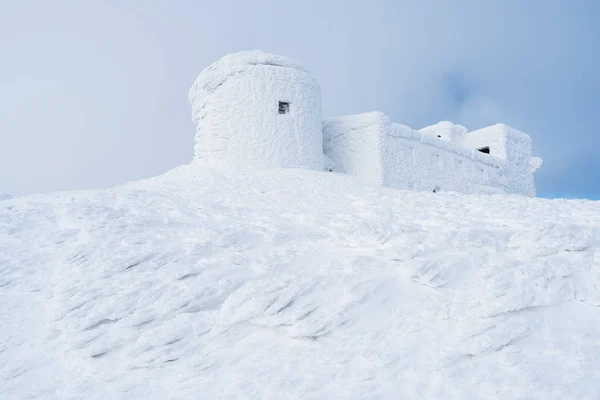 산에 전망대와 겨울 풍경 — 스톡 사진