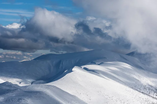 Vinter landskab med bjergkæde - Stock-foto