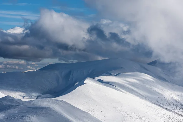 Winterlandschaft mit Bergkette — Stockfoto