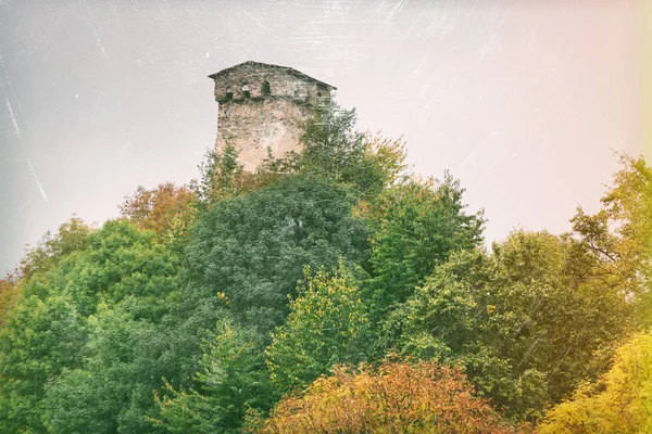 Antigua torre de piedra en la ciudad georgiana de Mestia —  Fotos de Stock